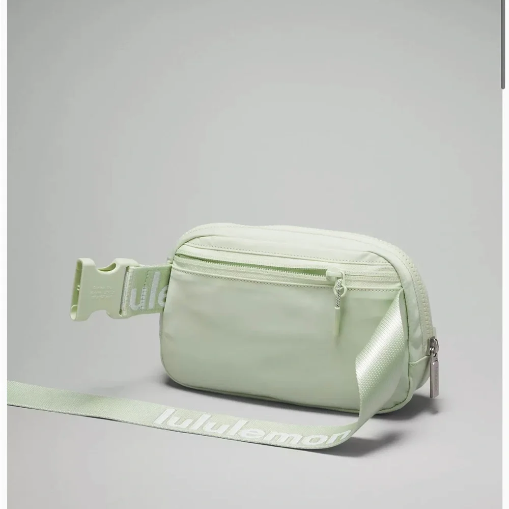 NEW LULULEMON EVERYWHERE BELT BAG KOHLRABI GREEN/WHITE - Picture 4 of 8